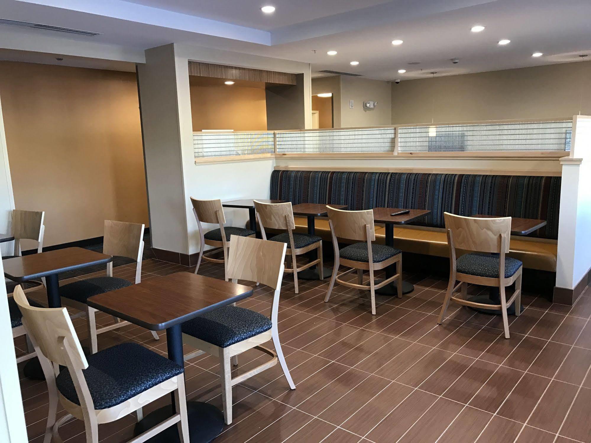 新哈特福德万豪唐普雷斯套房酒店 New Hartford 外观 照片