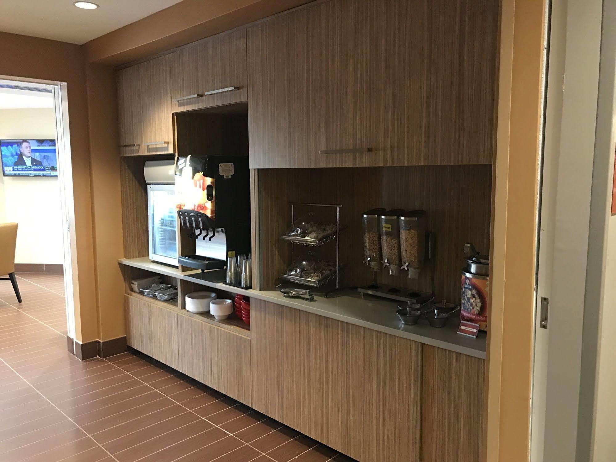 新哈特福德万豪唐普雷斯套房酒店 New Hartford 外观 照片